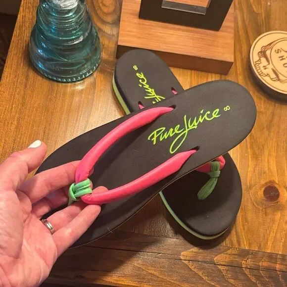 Pure Juice Women's Black and Neon Pink Flip Flops - Picture 2 of 9